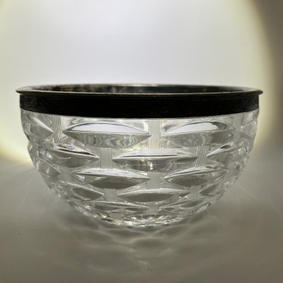 купить Ваза (конфетница, салатник) с металлическим ободком, украшенным растительным декором, стекло, мельхиор, СССР, 1970-1990 гг.