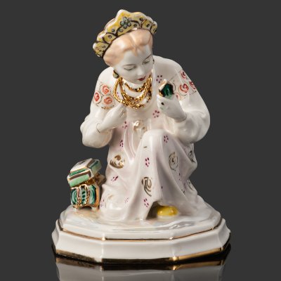 купить Статуэтка "Малахитовая шкатулка" ("Танюшка и тятино подаренье"), скульптор О.М. Богданова, фарфор, роспись, золочение, люстр, Ленинградский завод фарфоровых изделий (ЛЗФИ), СССР, 1956-1967 гг.