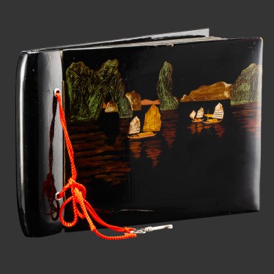 купить Фотоальбом в восточном стиле, украшенный изображением пейзажа, папье-маше, лак, роспись, Вьетнам, 1950-1970 гг.