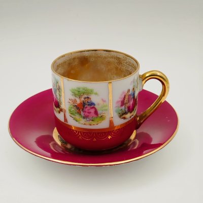 купить Пара кофейная пурпурного оттенка, украшенная изображением галантных сцен, фарфор, крытье, золочение, деколь, Западная Европа, 1950-1970 гг.