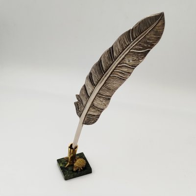 купить Ручка в виде гусиного пера с миниатюрной статуэткой ежа на постаменте из натурального камня, металл, змеевик, Россия, 2000-2015 гг.