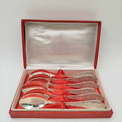 купить Набор чайных ложек на 6 персон с растительным декором, в подарочной коробке, мНЦ (медь-никель-цинк), картон, ткань, Завод «Мстерский ювелир», СССР, 1977 г.