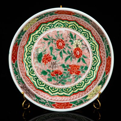 купить Блюдо глубокое, украшенное традиционным орнаментом жуйи (ruyi) и цветочной композицией в центре, династия Цин, фарфор, роспись эмалевыми красками, Китай, 1750-1850 гг.