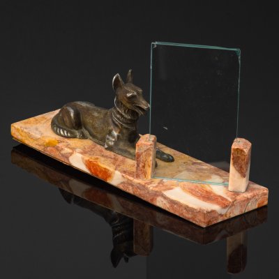 купить Фоторамка со скульптурной композиции в виде лежащей собаки на каменном постаменте, металл, стекло, камень, Западная Европа, 1950-1970 гг.