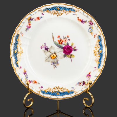 купить Тарелка в рокайльном стиле с цветочной композицией по центру, фарфор, роспись, золочение, KPM (Königliche Porzellan-Manufaktur), Германия, 1890-1910 гг.