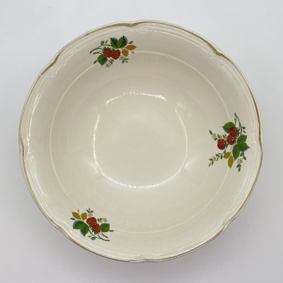 купить Блюдо глубокое сервировочное, украшенное изображением ягод малины, фаянс, деколь, Конаковский фаянсовый завод им. М.И. Калинина (ЗиК Конаково), СССР, 1974-1991 гг.