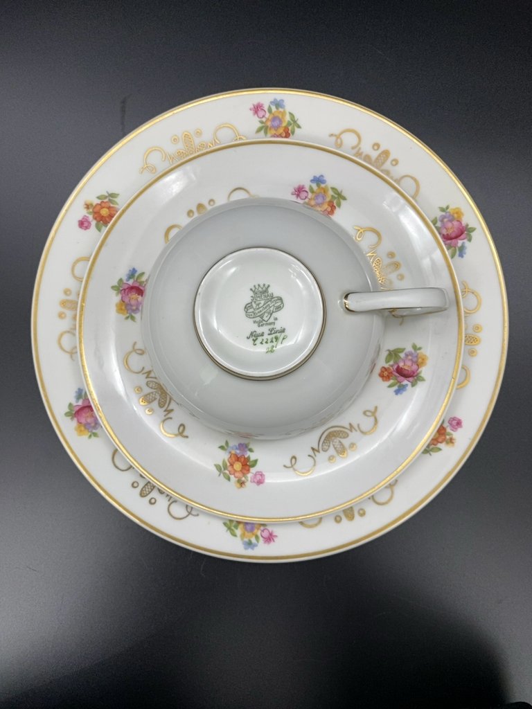 Henneberg 1777. Хеннеберг фарфор. Сервиз чайный Henneberg Porzellan 1777. JLMENAU фарфор 1777 кофейный сервиз
