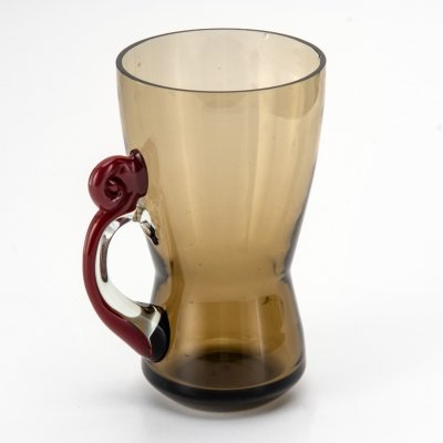 купить Пивная кружка дымчатого оттенка с лепным декором на ручке, стекло, гутная техника, Львовская керамико-скульптурная фабрика (ЛКСФ), СССР, 1970-1990 гг.