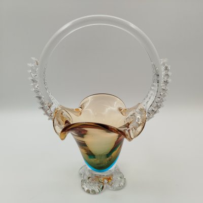 купить Конфетница в форме корзиночки с фигурной ручкой, стекло, гутная техника, Стекольный завод «Красный май», СССР, 1970-1990 гг.