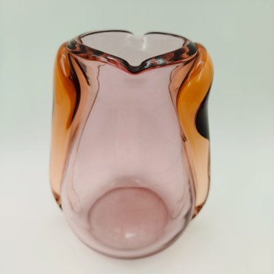 купить Ваза пузатой формы розового оттенка с двухконечным завершением, цветное стекло, гутная техника, налепы, Ливанский стекольный завод, Латвия, 1960-1980 гг.