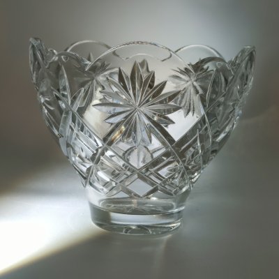купить Конфетница с резным геометрическим декором, хрусталь, алмазная грань, Борисовский хрустальный завод им. Ф.Э. Дзержинского, Беларусь, 2000-2020 гг.
