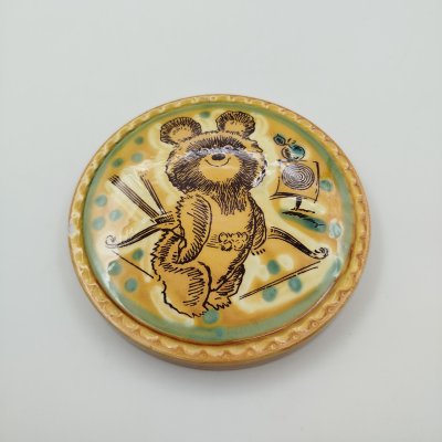 купить Панно настенное "Олимпийский Мишка" стрельба из лука, фаянс, деколь, Конаковский фаянсовый завод им. М.И. Калинина (ЗиК Конаково), СССР, 1980 г.