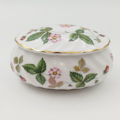 купить Шкатулка миниатюрная "Wild Strawberry" ("Земляника"), фарфор, деколь, золочение, Wedgwood, Великобритания, 2000-2020 гг.