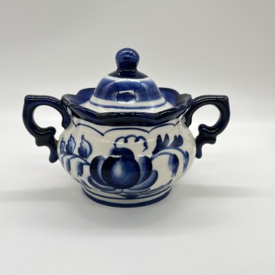 купить Сахарница небольшая с цветочным расписным декором, фарфор, роспись, Объединение «Гжель», СССР, 1972-1985 гг.