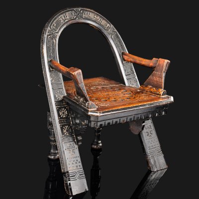 купить [Экспертиза] Кресло "Дуга, топор и рукавицы" с пословицей: "Тише едешь — дальше будешь", выполненное в русском стиле, по модели В.П. Шутова, дерево, резьба, Российская империя, 1880-1890 гг.