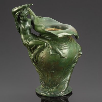 купить Ваза, выполненная в стиле модерн со скульптурной композицией в виде обнаженной девушки с растительным побегом, металл, патинирование, Европа, 1930-1950 гг.