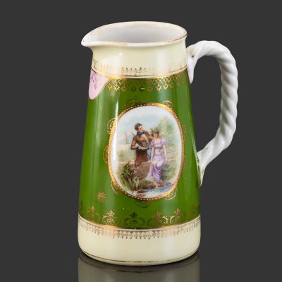 купить Кувшин с витой ручкой, украшенный цветочной композиций и галантной сценой в медальонах, фарфор, крытье, аэрография, золочение, Россия, 1900-1930 гг.