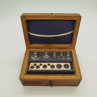 купить Набор гирь-разновесов в деревянном футляре (от 1 г до 100г), дерево, металл, ткань, пластик, СССР, 1950-1970 гг.