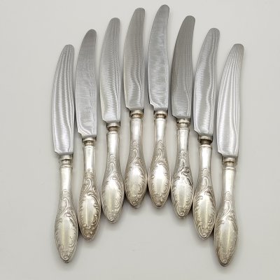 купить Набор столовых ножей с растительным декором на 8 персон, мНЦ (медь-никель-цинк), нержавеющая сталь, Оленегорский механический завод, СССР, 1960-1990 гг.