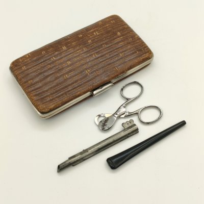 купить Набор сигаретный в оригинальном футляре (щипцы/гильотинка для обрезки сигарет, прибор для набивки), металл, картон, пластмасса, искусственная кожа, Zwilling J.A. Henckels Solingen, Германия, 1930-1960 гг.