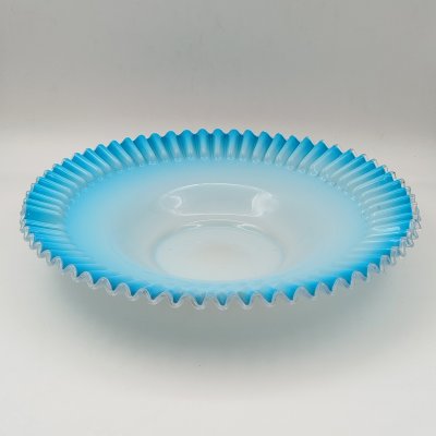 купить Блюдо голубого оттенка с фестончатым краем, стекло, трехслойное, Ключинский завод купцов Болотиных, Российская империя, 1890-1915 гг.