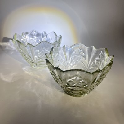 купить Набор из 2 вазочек с растительным декором, стекло, пресс, Уршельский стеклозавод имени 10-й годовщины Октября, СССР, 1970-1980 гг.