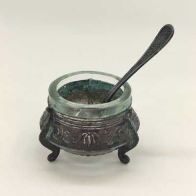 купить Солонка с цветочным орнаментом и миниатюрной ложечкой, мНЦ (медь-никель-цинк), стекло, Мстерский завод художественных изделий «Ювелир», СССР, 1960-1990 гг.