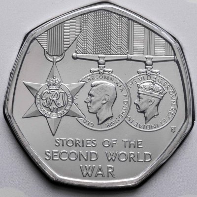 купить Великобритания 50 пенсов (pence) 2025 "Истории о Второй мировой войне" в буклете