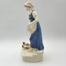 Купить Статуэтка "Девушка, кормящая кур", фаянс, роспись, Западная Европа, 1950-1970 гг.