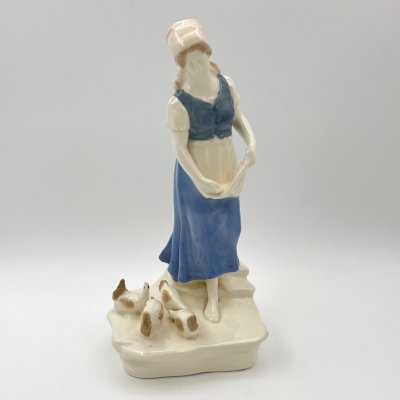 купить Статуэтка "Девушка, кормящая кур", фаянс, роспись, Западная Европа, 1950-1970 гг.