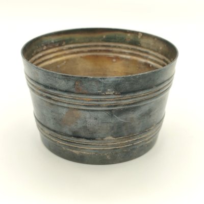 купить Икорница с линейным декором, мНЦ (медь-никель-цинк), Кольчугинский завод цветных металлов, СССР, 1962-1991 гг.