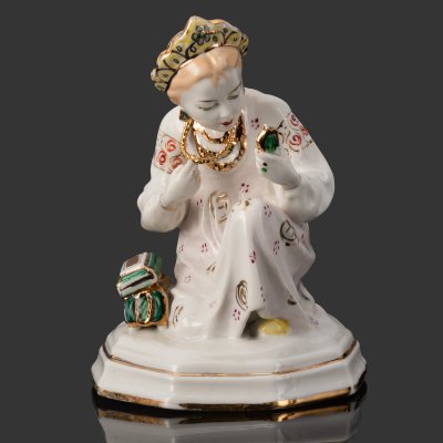 купить Статуэтка "Малахитовая шкатулка" ("Танюшка и тятино подаренье"), скульптор О.М. Богданова, фарфор, роспись, золочение, Ленинградский завод фарфоровых изделий (ЛЗФИ), СССР, 1956-1967 гг.