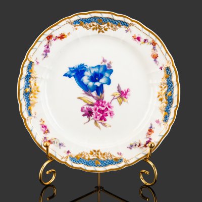 купить Тарелка в рокайльном стиле с цветочной композицией по центру, фарфор, роспись, золочение, KPM (Königliche Porzellan-Manufaktur), Германия, 1890-1910 гг.