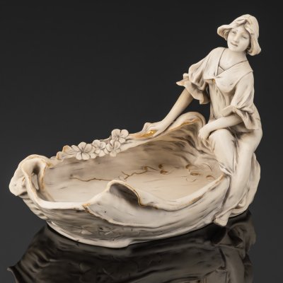 купить Ваза-фруктовница в стиле модерн со скульптурной композицией в виде юной красавицы, фарфор, роспись, золочение, Royal Dux, Австро-Венгрия, 1900-1918 гг.