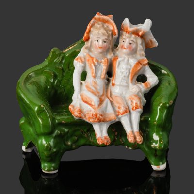 купить Статуэтка миниатюрная "Галантная сцена" ("Дети"), фарфор, роспись, крытье, золочение, Западная Европа, 1900-1930 гг.