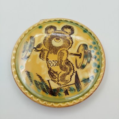 купить Панно настенное "Олимпийский Мишка" тяжелая атлетика, фаянс, деколь, Конаковский фаянсовый завод им. М.И. Калинина (ЗиК Конаково), СССР, 1980 г.