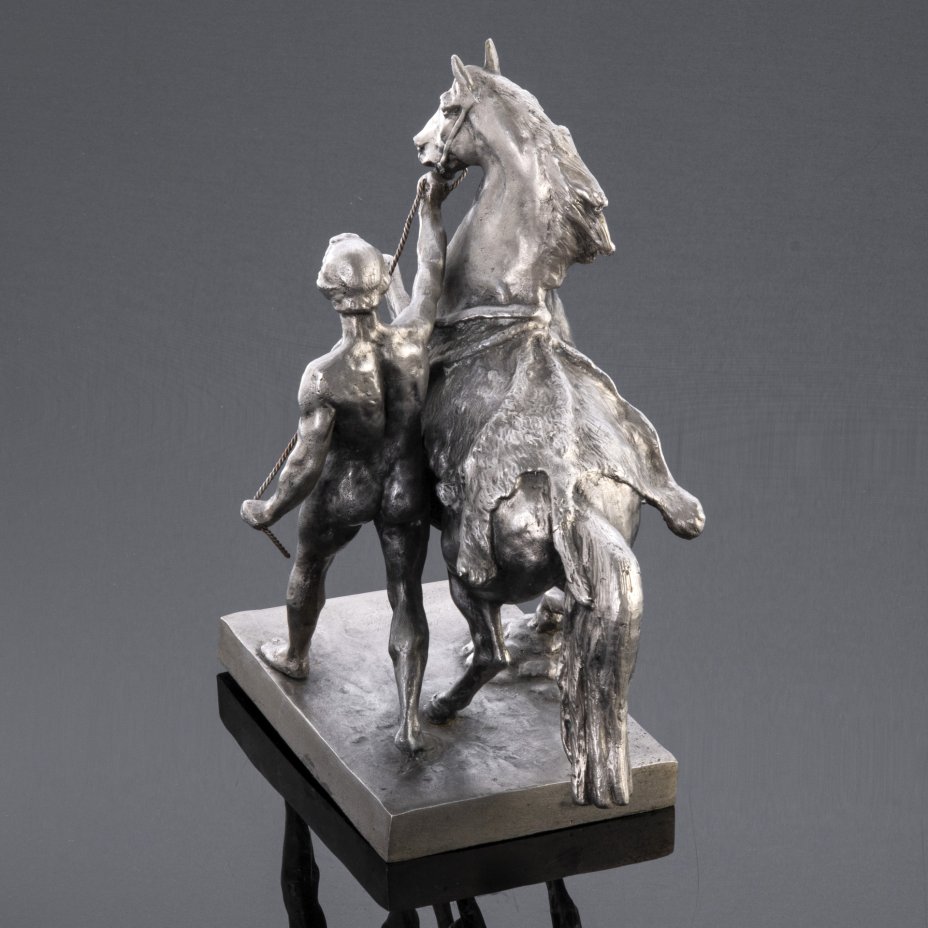 Скульптура на коне. Скульптура Укрощение коня. Скульптура конь и человек. Скульптура Укрощение блохи. Укрощение коня Касли.