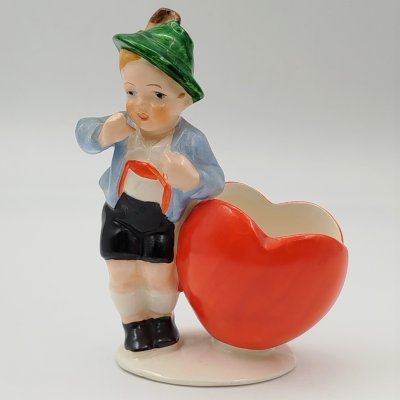 купить Статуэтка (карандашница) "Мальчик с сердечком", фаянс, роспись, Hertwig & Co., Германия, 1941-1958 гг.