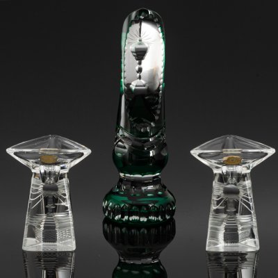 Купить Настольная композиция с религиозной символикой, состоящая из стеллы с зеленым нацветом и двух подсвечников, хрусталь, гранение, инталия (техника углублённого рельефа), Val Saint Lambert, Бельгия, 1950-1980 гг.