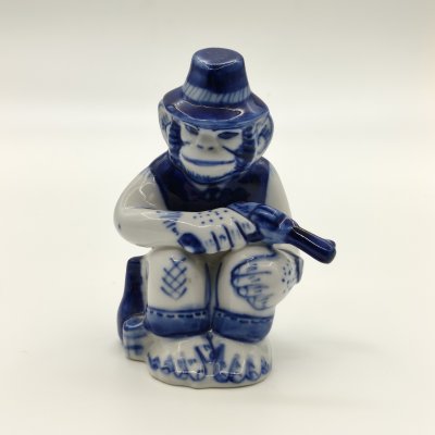 купить Статуэтка "Обезьяна с пистолетом", авт. Ю. Гаранин, р. Трофимова, фарфор, роспись, Объединение «Гжель», Российская Федерация, 1991-2015 гг.