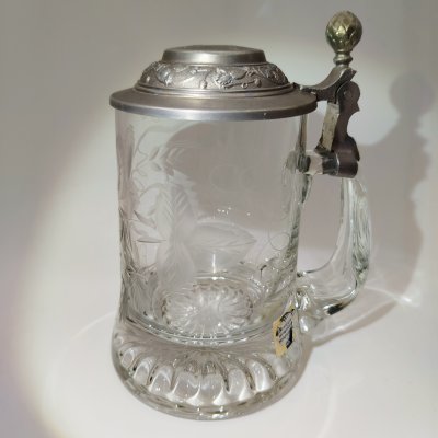 купить Кружка пивная с металлической крышкой и резным декором в виде соцветий хмеля на тулове, стекло, резьба, олово, Германия, 1970-1990 гг.