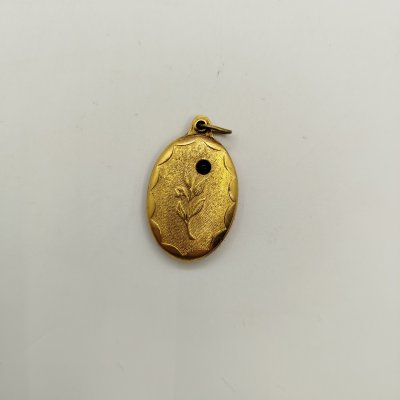 купить Кулон-локет, украшенный растительным декором, металл, стекло, золочение, Завод «Мстерский ювелир», СССР, 1960-1980 гг.