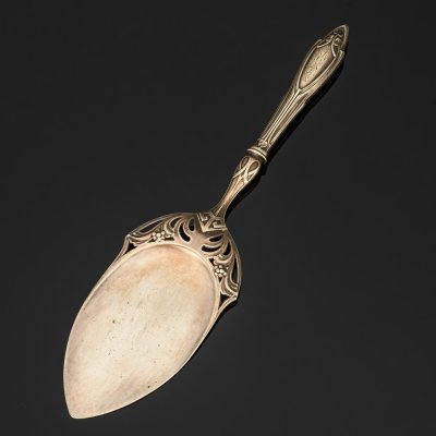 купить Лопатка для торта с растительным декором в стиле модерн, металл, серебрение, Plewkiewicz & Co. (Фабрика Романа Плевкевича), Царство Польское, 1890-1915 гг.