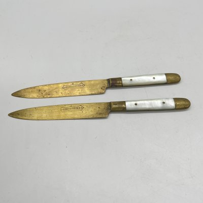 купить Пара фруктовых ножей с перламутровыми накладками на ручках, Uchatius Bronce, латунь, перламутр, Германия, 1910-1930 гг.