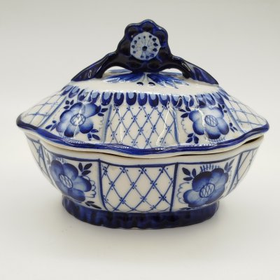 купить Шкатулка (конфетница) овальной формы с растительным декором, фарфор, роспись, Объединение «Гжель», СССР, 1986-1991 гг.