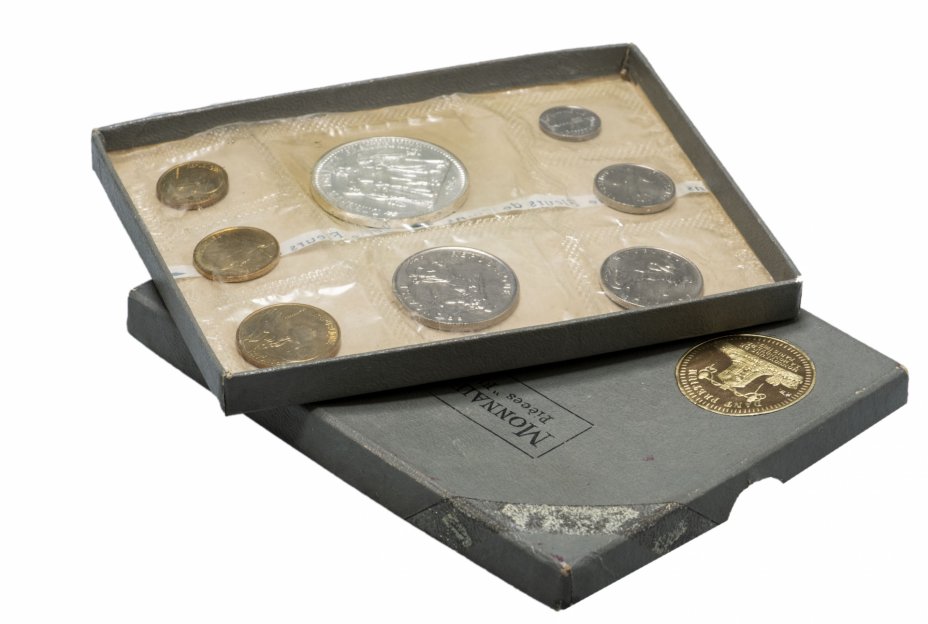 Всего восемь монет по 5. Монеты 1973. Старая монета в коробочке. Несколько старинных монет японская фреска. Стоимость монет 1973.