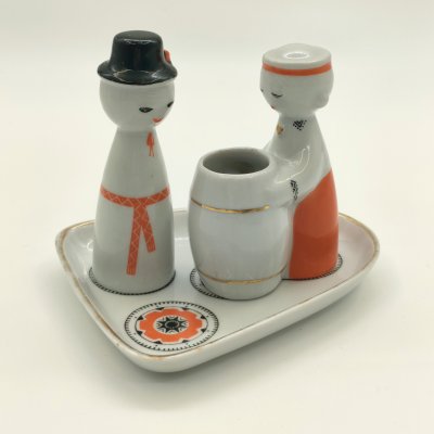 купить Набор для специй "Игра" (горчичница и перечница на подставке), автор Беатрисе Карклиня, фарфор, роспись, деколь, золочение, Рижский фарфорово-фаянсовый завод, СССР, 1966-1970 гг.