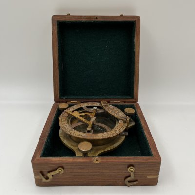 купить Солнечные часы и компас в кофре, латунь, стекло, дерево, Западная Европа, 1970-1990 гг.
