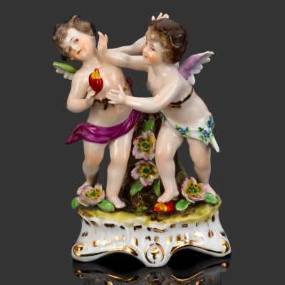 купить Статуэтка-карандашница "Амуры, борющиеся за сердце", Sandizell, Höffner & Co., фарфор, роспись, золочение, Германия, 1960-1990 гг.
