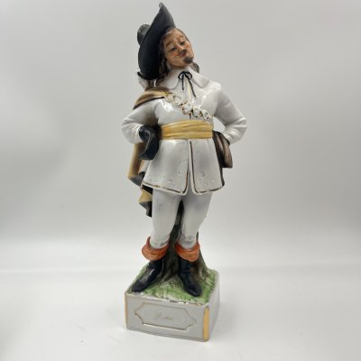 купить Статуэтка "Портос" (персонаж романа Александра Дюма "Три мушкетёра"), фарфор, роспись, золочение, Европа, 1970-1990 гг.